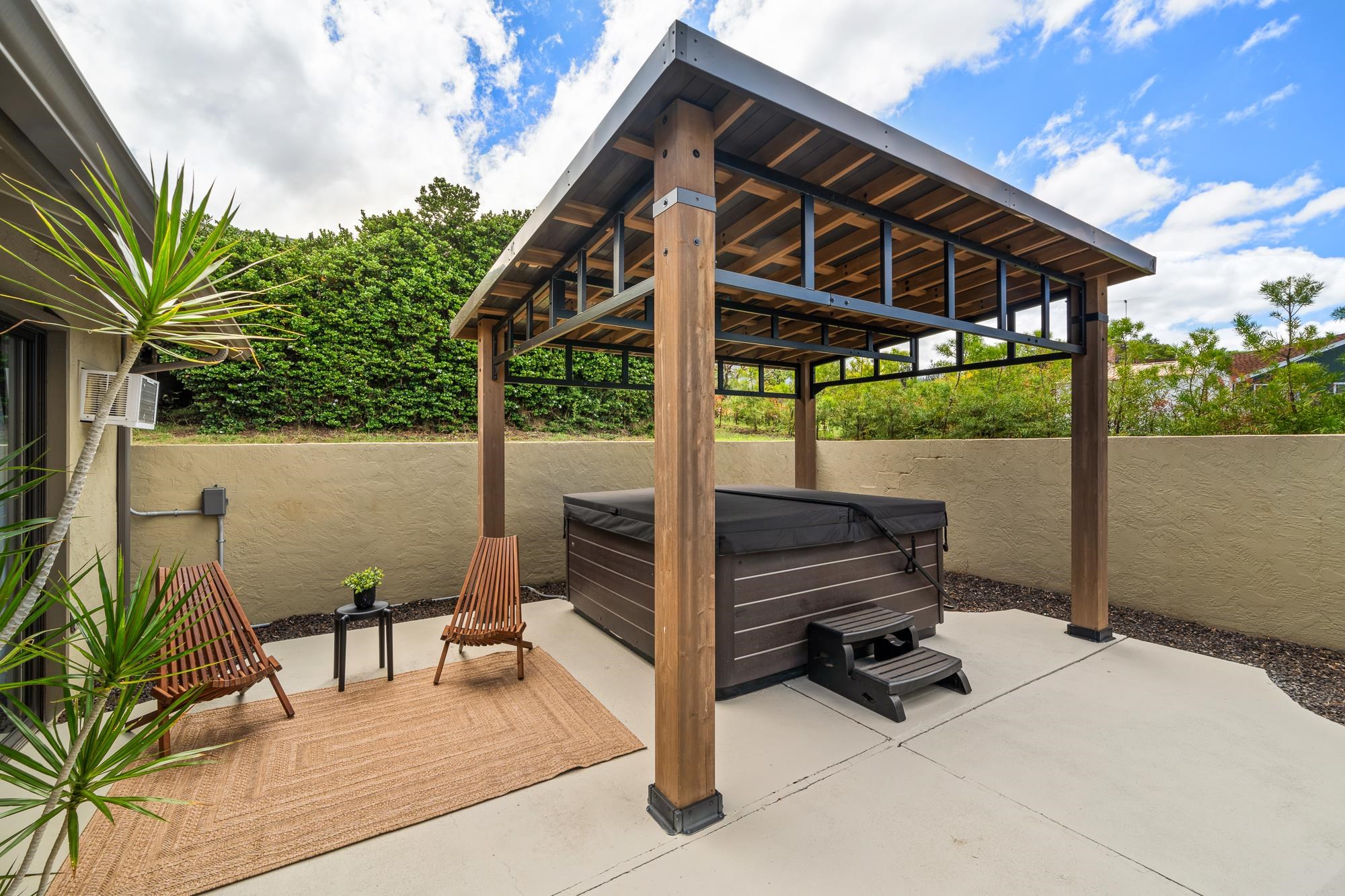 84 Mano Drive Kula, HI 96790 - Photo 21 of 25 a view of a patio with table and chairs potted plants with wooden floor and fence