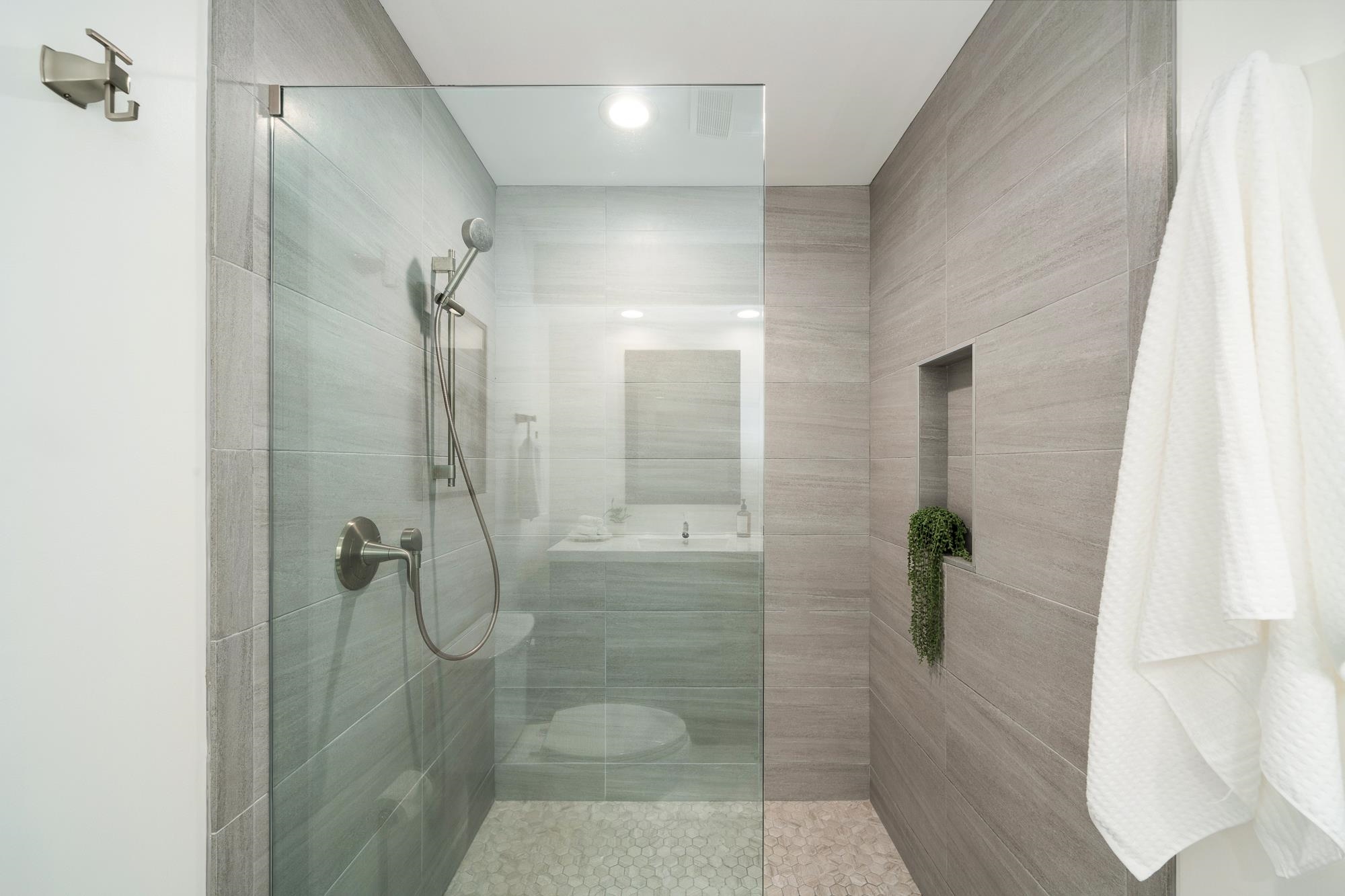 84 Mano Drive Kula, HI 96790 - Photo 10 of 25 a bathroom with a shower