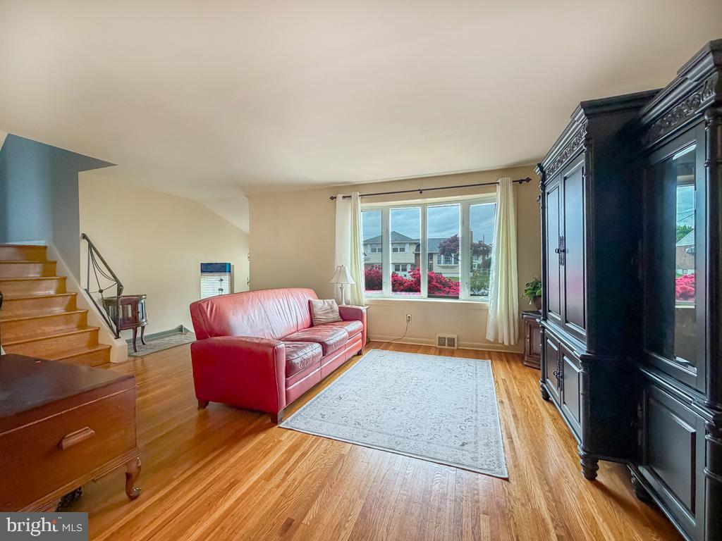 9965 Hardy Road Philadelphia, PA 19115 - Photo 4 of 43 Sun Filled Living Room with Bow Window & Hardwood