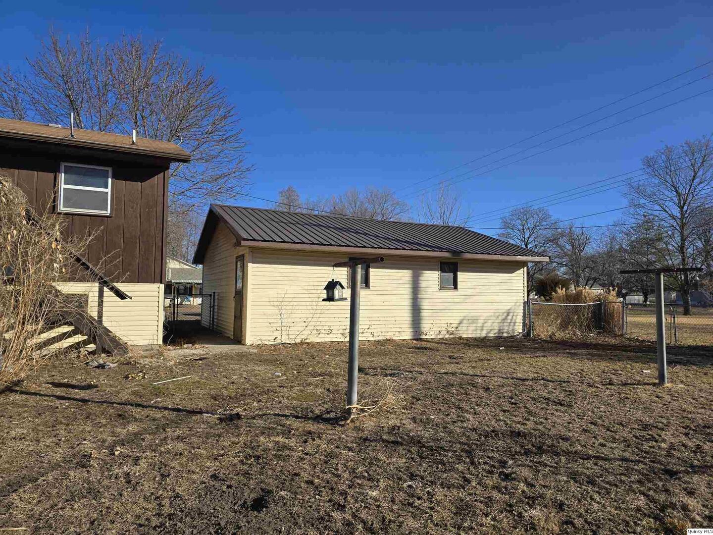 305 East 3rd Street Bowen, IL 62316 - Photo 27 of 32 a view of a house with backyard