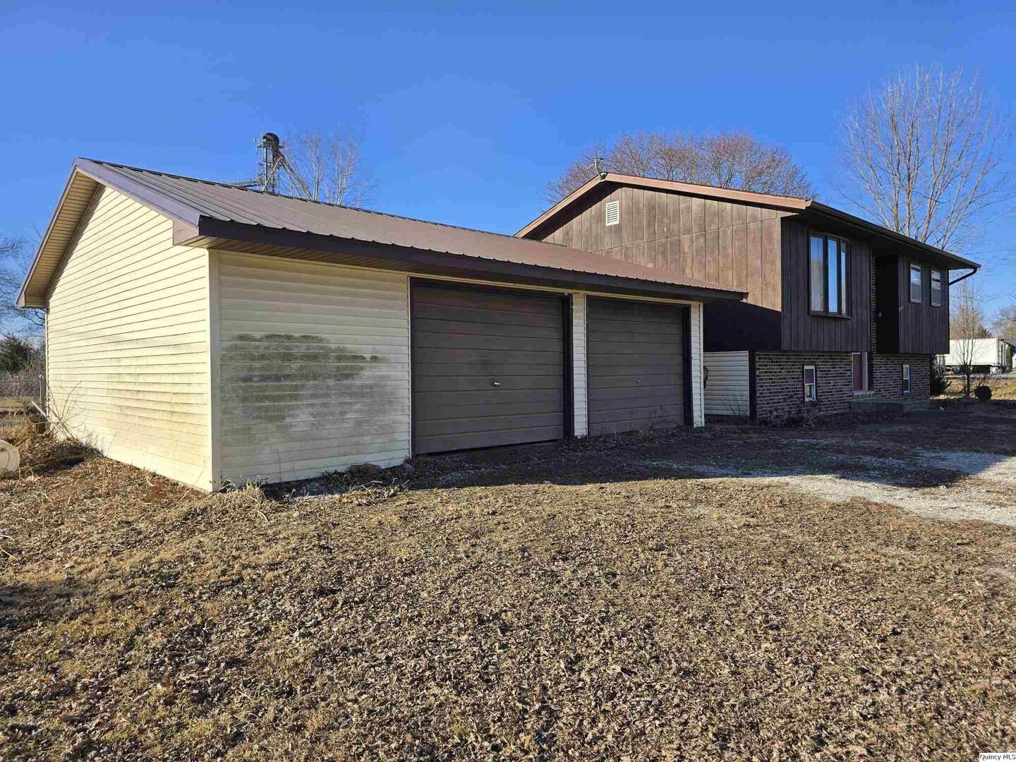 305 East 3rd Street Bowen, IL 62316 - Photo 28 of 32 a backyard of a house