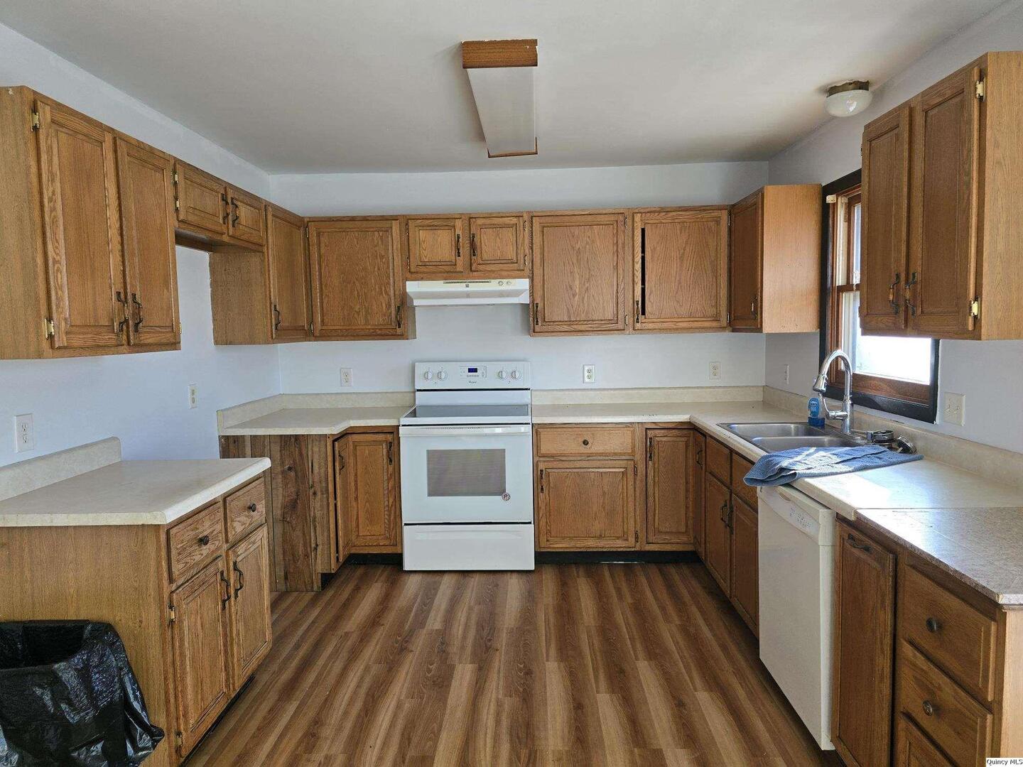 305 East 3rd Street Bowen, IL 62316 - Photo 4 of 32 a kitchen with a sink stove and cabinets