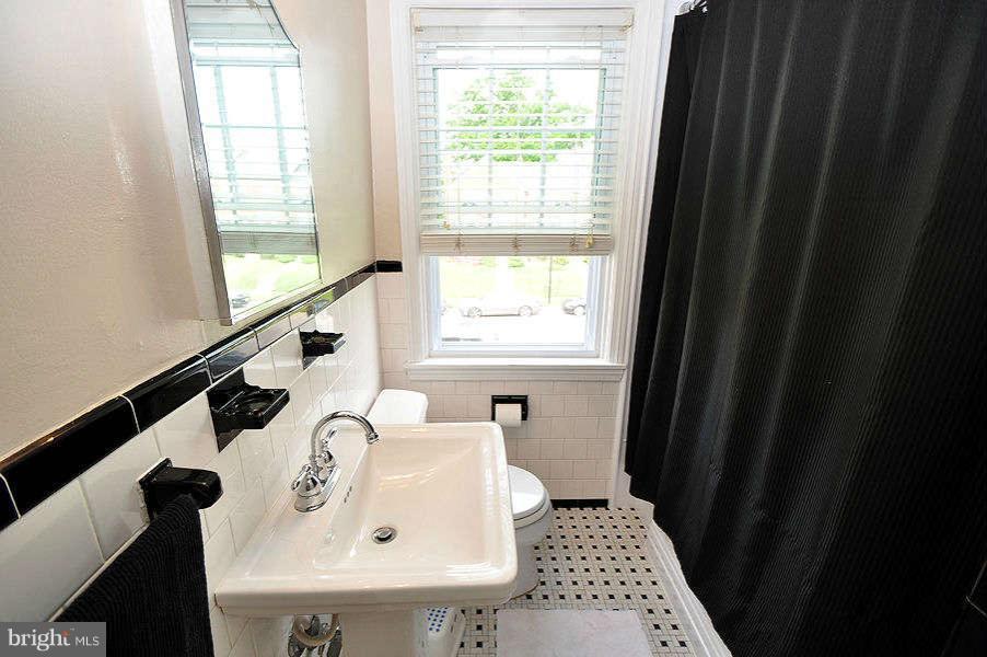 335 Whitfield Road Baltimore, MD 21228 - Photo 15 of 19 Bath