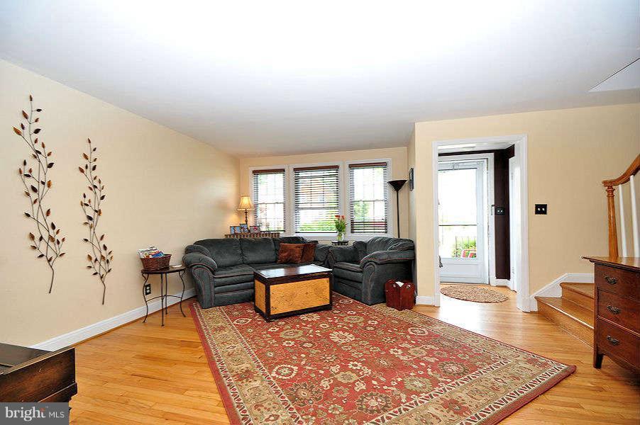 335 Whitfield Road Baltimore, MD 21228 - Photo 4 of 19 Living Room