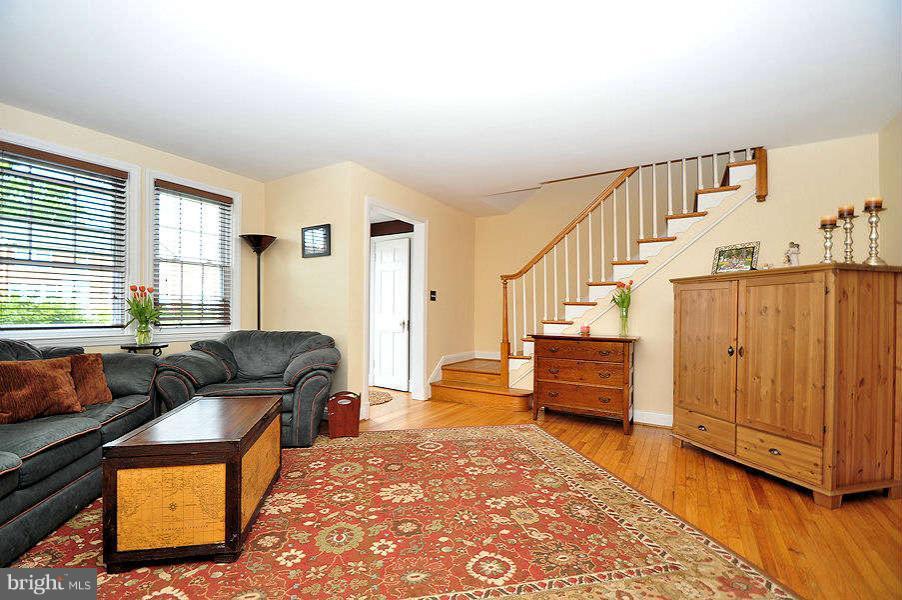 335 Whitfield Road Baltimore, MD 21228 - Photo 5 of 19 Living Room