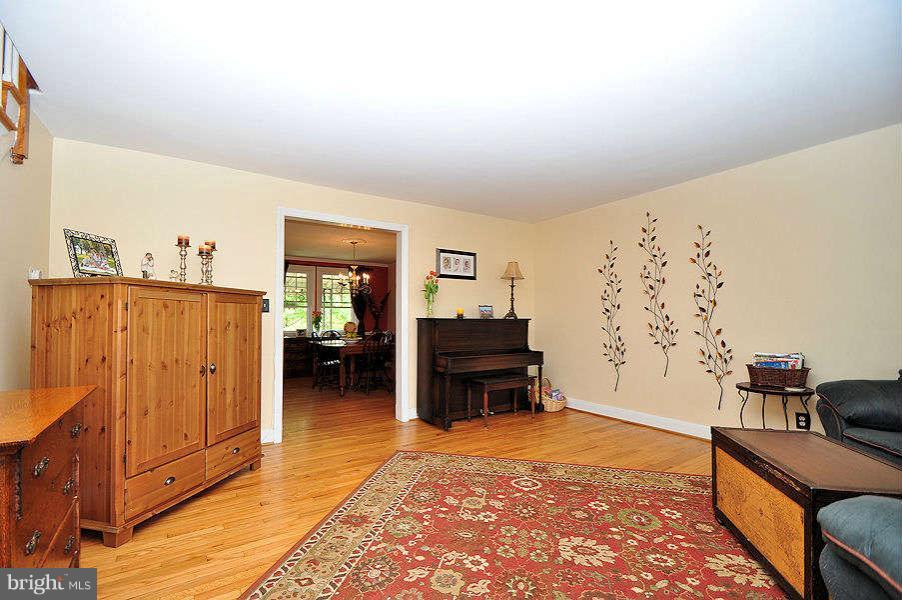335 Whitfield Road Baltimore, MD 21228 - Photo 6 of 19 Living Room