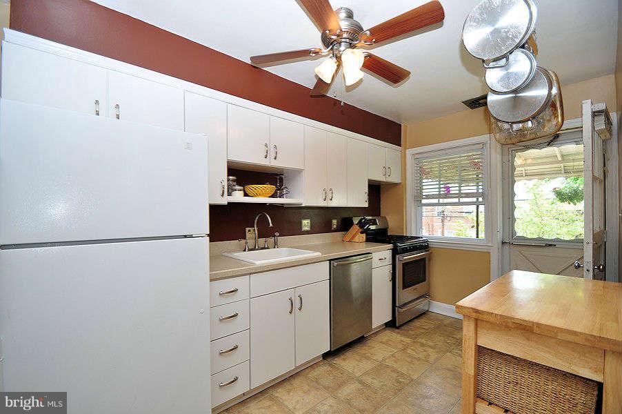 335 Whitfield Road Baltimore, MD 21228 - Photo 8 of 19 Kitchen