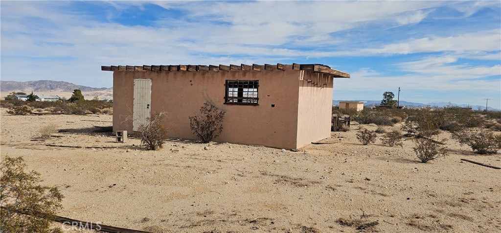 1234 Brant Cross Road Twentynine Palms, CA 92277 - Photo 2 of 7 a view of a very nice looking yard