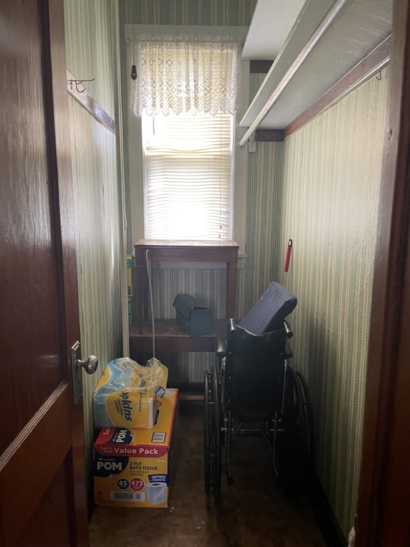 4555 South Francisco Avenue Chicago, IL 60632 - Photo 18 of 40 a dining room with furniture and window