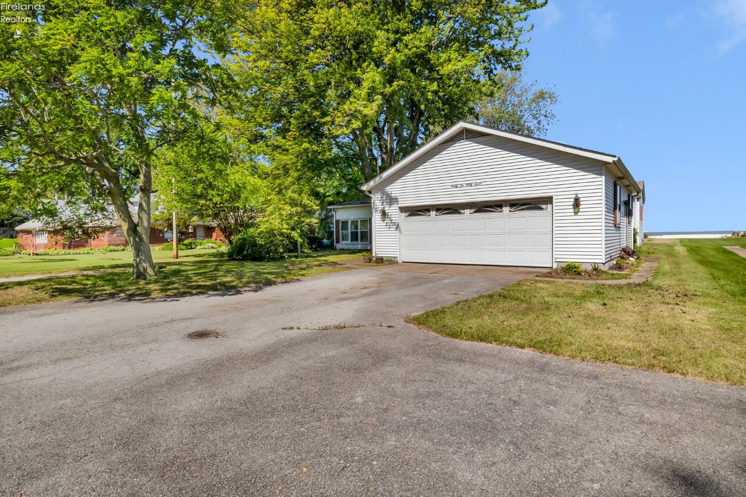 2637 East Sand Road Port Clinton, OH 43452 - Photo 4 of 62 Gallery Image 4