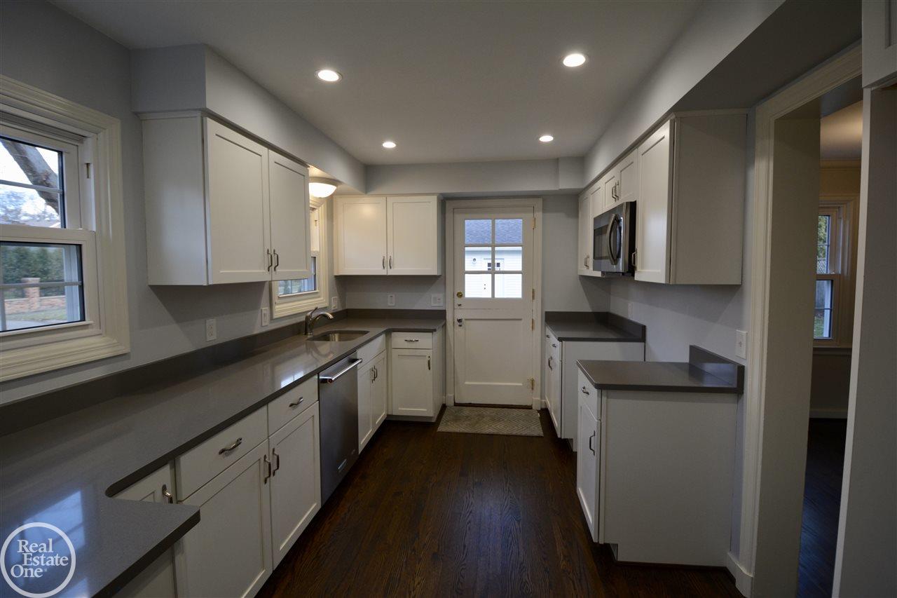 288 Fisher Road Grosse Pointe, MI 48230 - Photo 13 of 38 31342095-12.JPG
