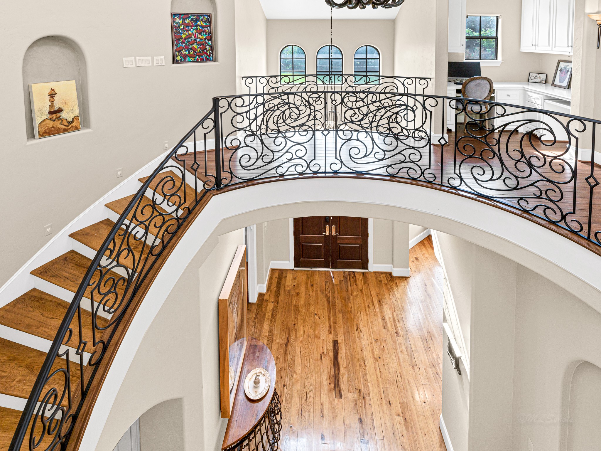4614 Inker Street Houston, TX 77007 - Photo 27 of 36 View of the hallway stairs and foyer from second floor.
