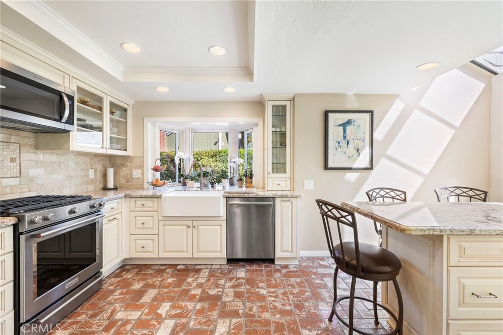 23 Rainbow Falls Irvine, CA 92603 - Photo 6 of 62
