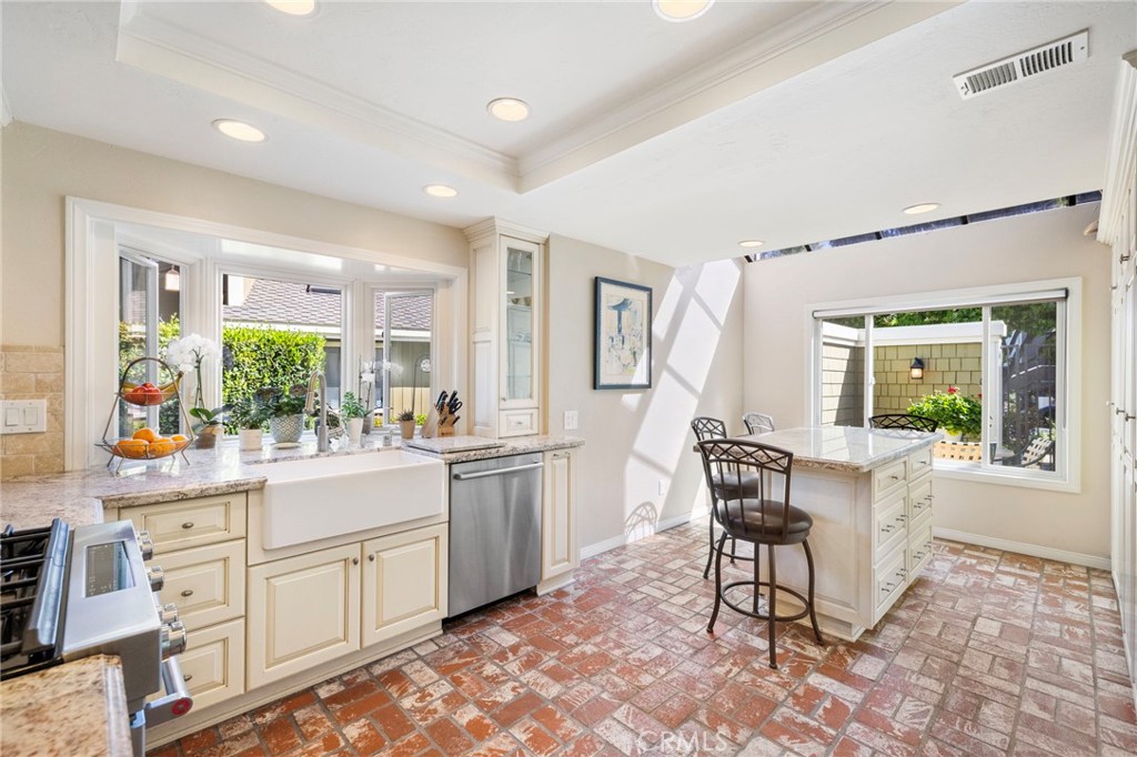 23 Rainbow Falls Irvine, CA 92603 - Photo 9 of 62