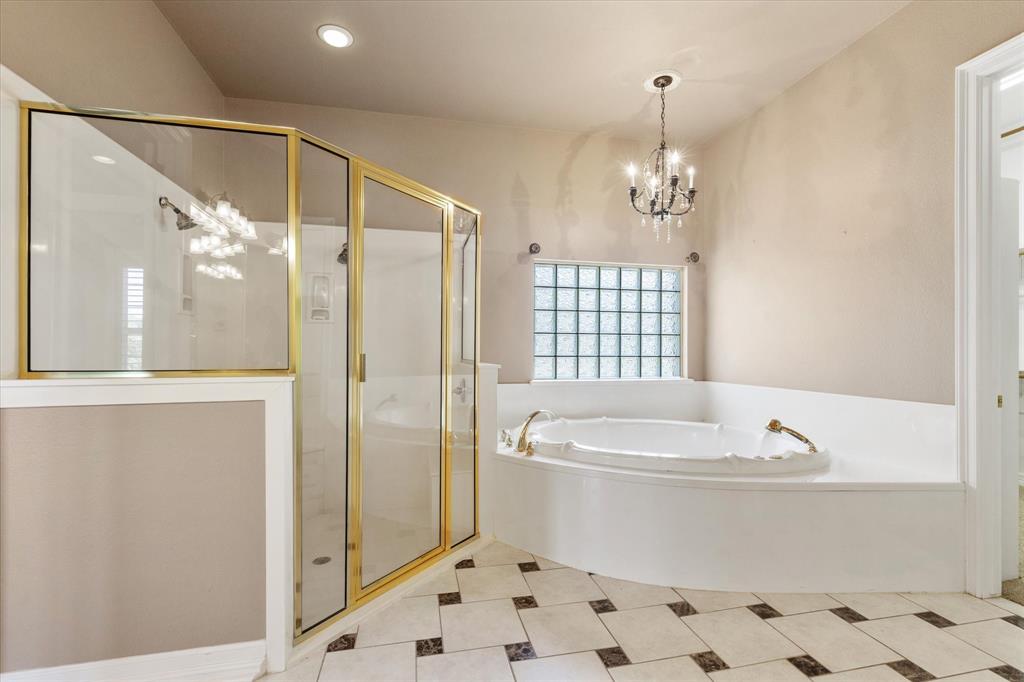 2080 County Road 2445 Decatur, TX 76234 - Photo 14 of 40 a bathroom with a bathtub shower sink and toilet