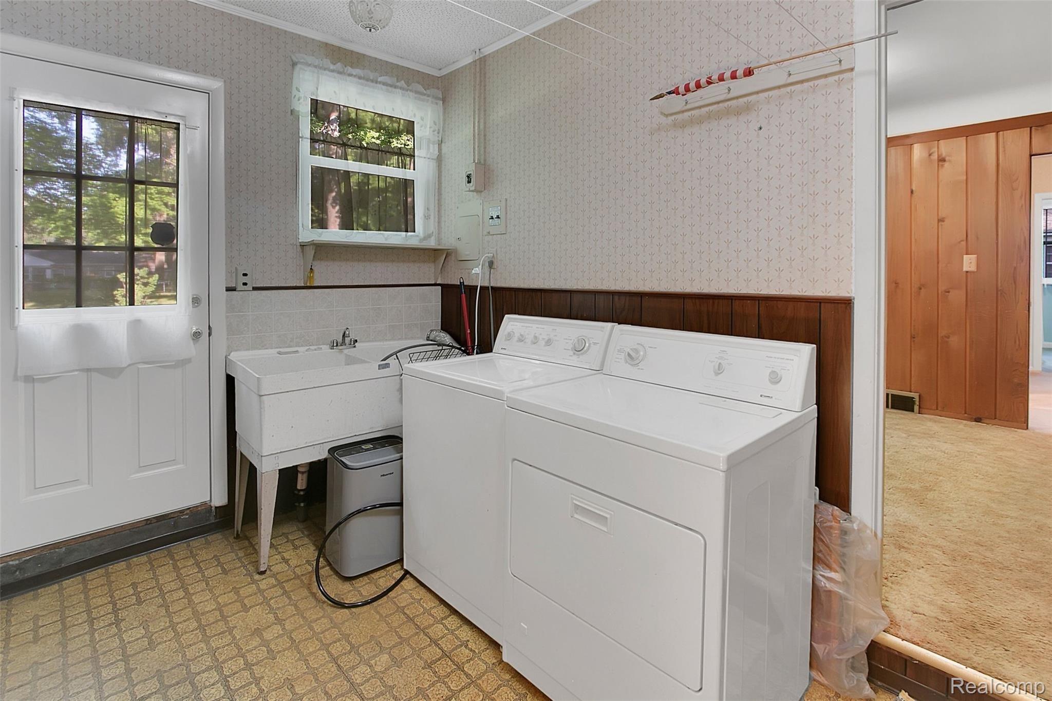 21570 Stahelin Road Southfield, MI 48075 - Photo 26 of 28 HUGE MAIN FLOOR LAUNDRY ROOM