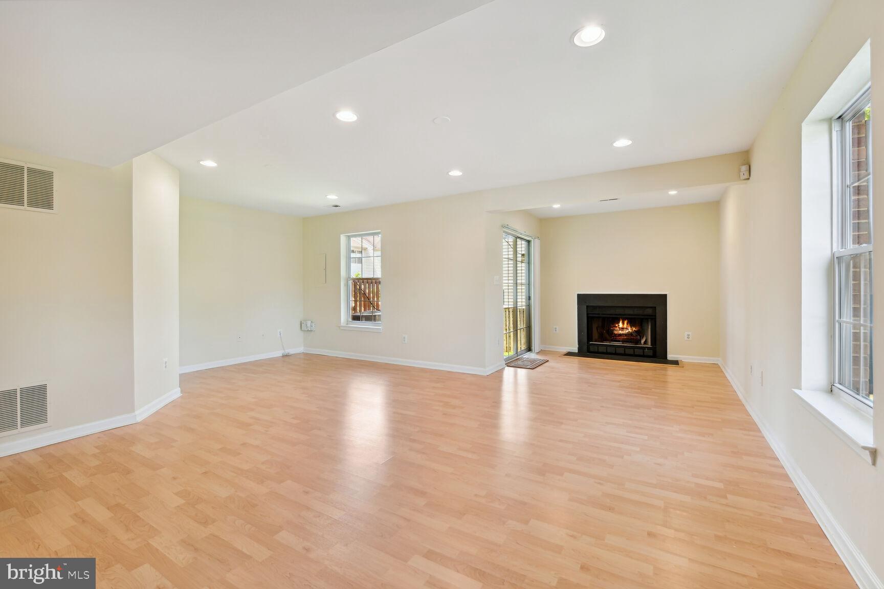 2516 James Maury Drive Herndon, VA 20171 - Photo 3 of 25