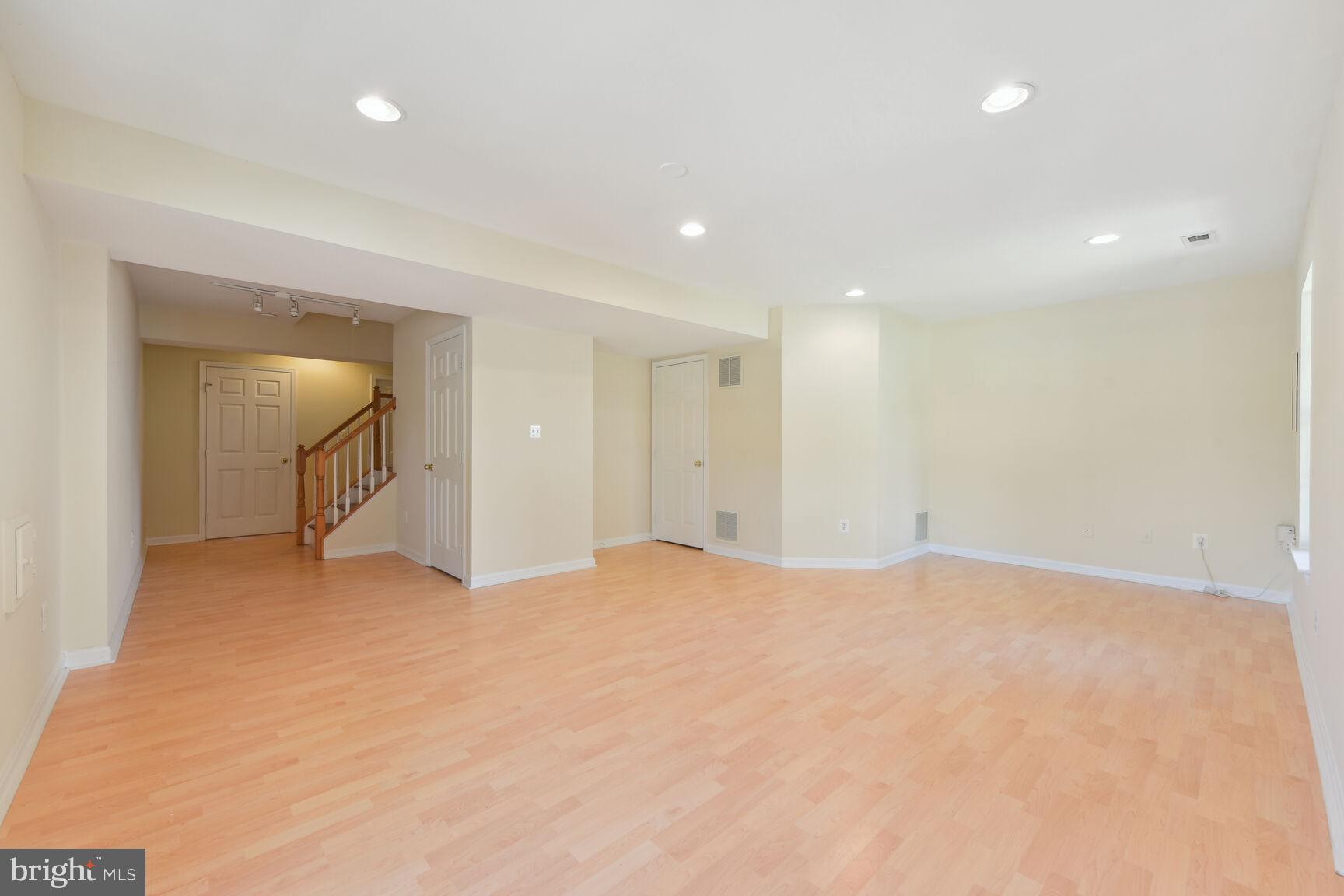 2516 James Maury Drive Herndon, VA 20171 - Photo 4 of 25