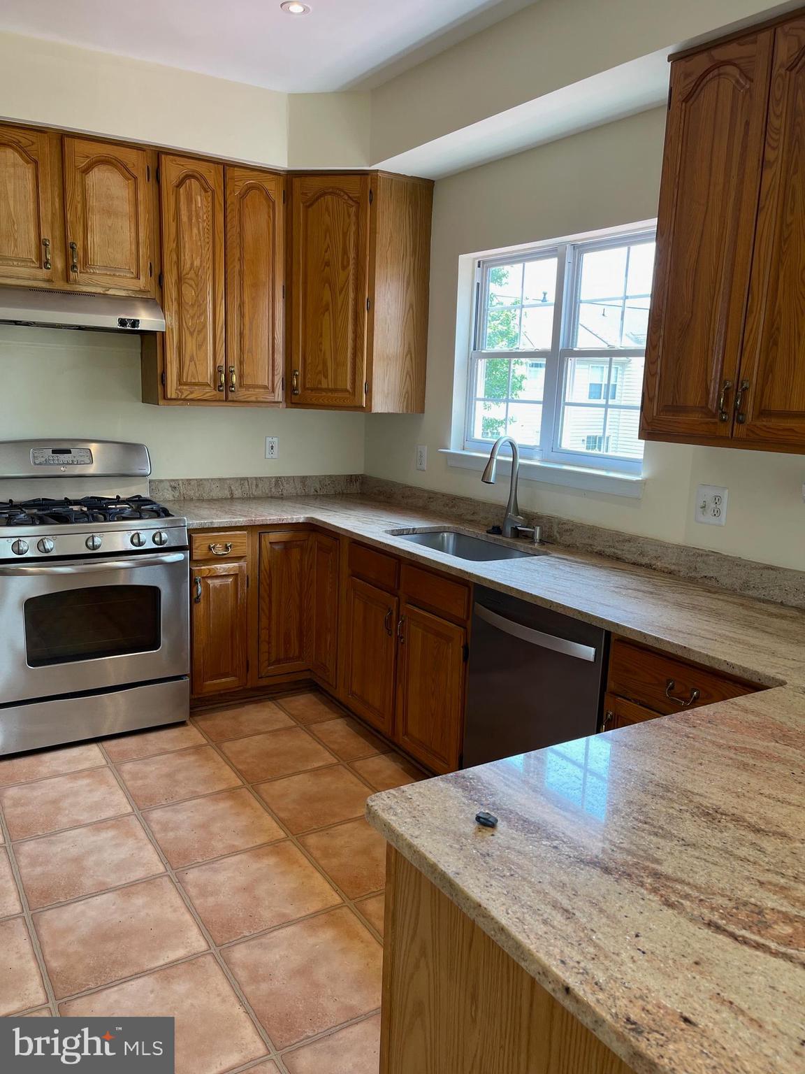 2516 James Maury Drive Herndon, VA 20171 - Photo 7 of 25