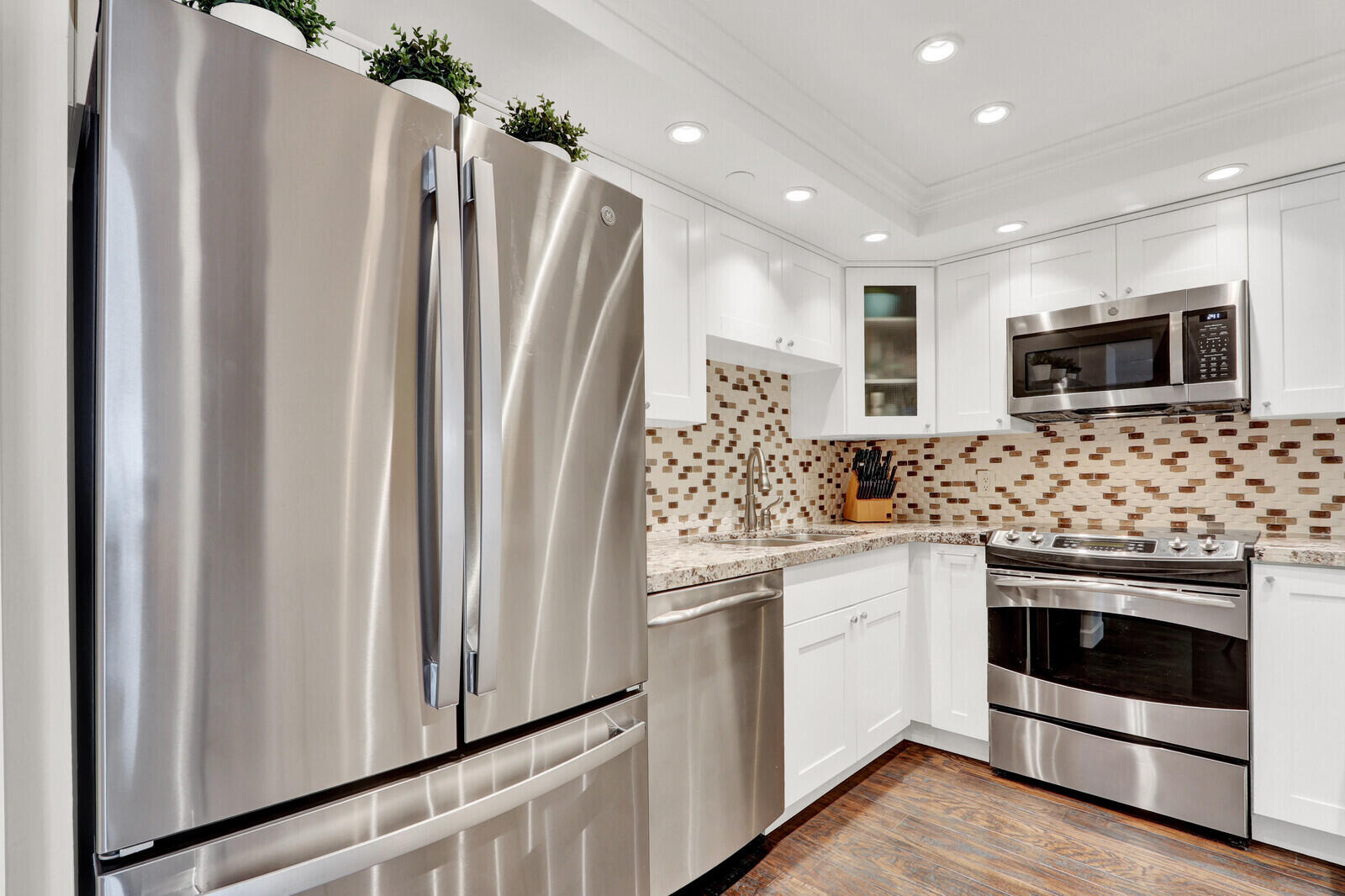 4201 North Ocean Boulevard, Unit C1405 Boca Raton, FL 33431 - Photo 19 of 40 OPEN GOURMET KITCHEN