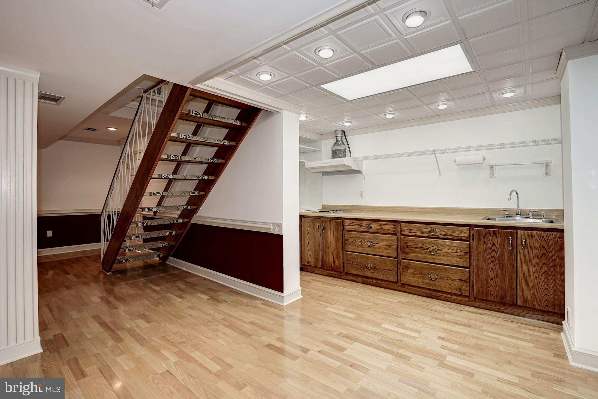 6201 Tyner Street Springfield, VA 22152 - Photo 25 of 30 Recreation: Kitchenette