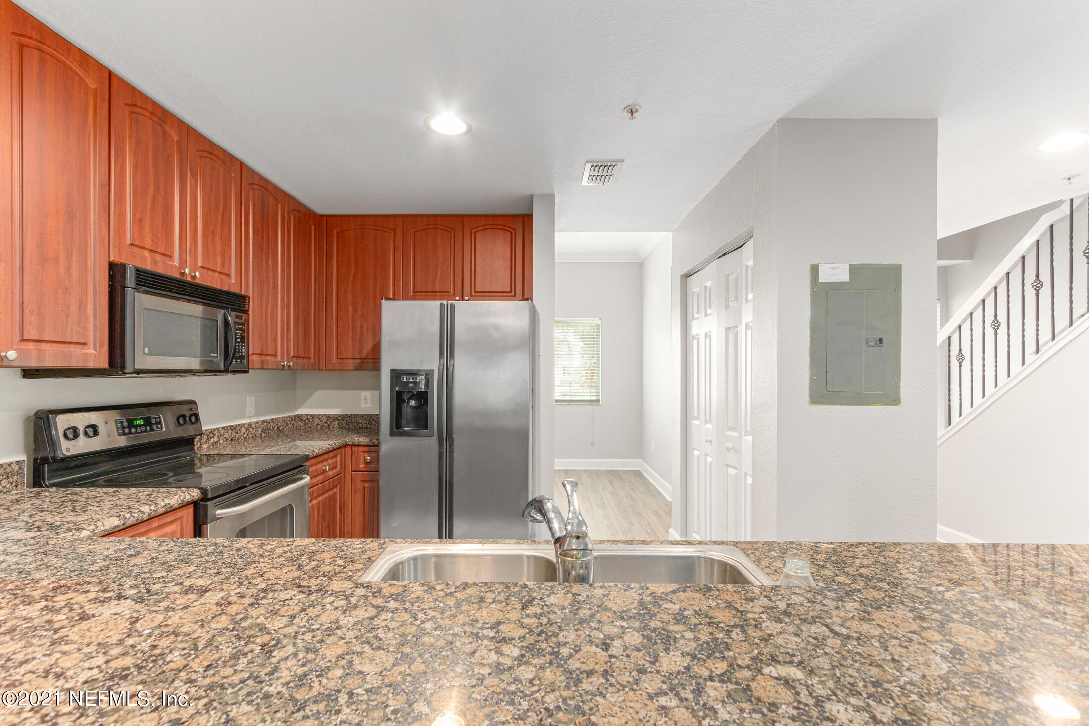 9745 Touchton Road, Unit 2223 Jacksonville, FL 32246 - Photo 8 of 28 Kitchen Bar