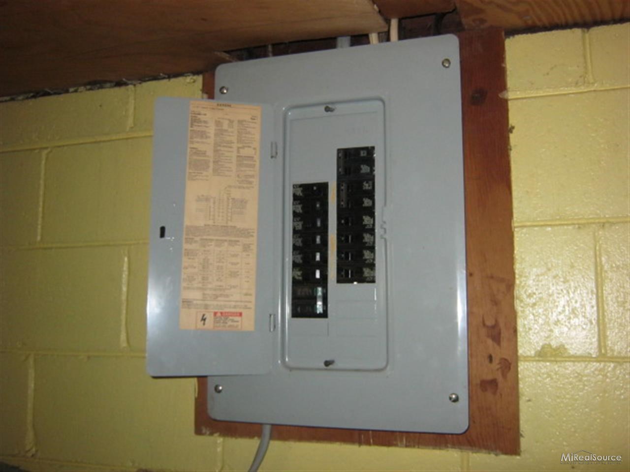 22010 Moross Road Grosse Pointe, MI 48236 - Photo 14 of 15 31159643-13.JPG