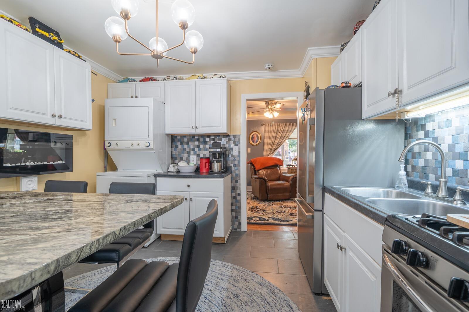 8137 Helen Street Center Line, MI 48015 - Photo 7 of 14 50175835-6dc16088-a549-47fe-a0da-ece0aa251528.JPG
