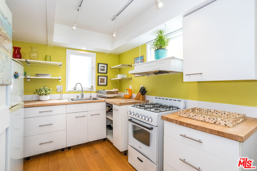 702 Angelus Place Venice, CA 90291 - Photo 11 of 14