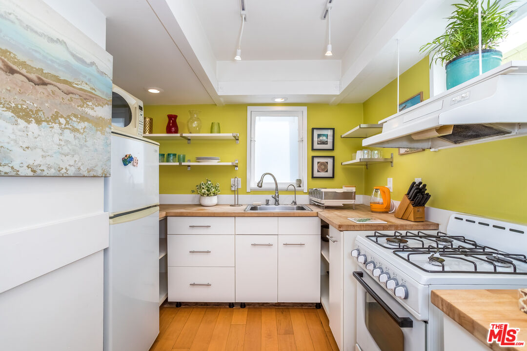 702 Angelus Place Venice, CA 90291 - Photo 12 of 14