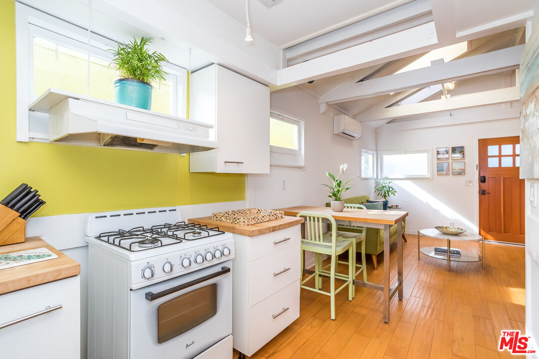 702 Angelus Place Venice, CA 90291 - Photo 13 of 14