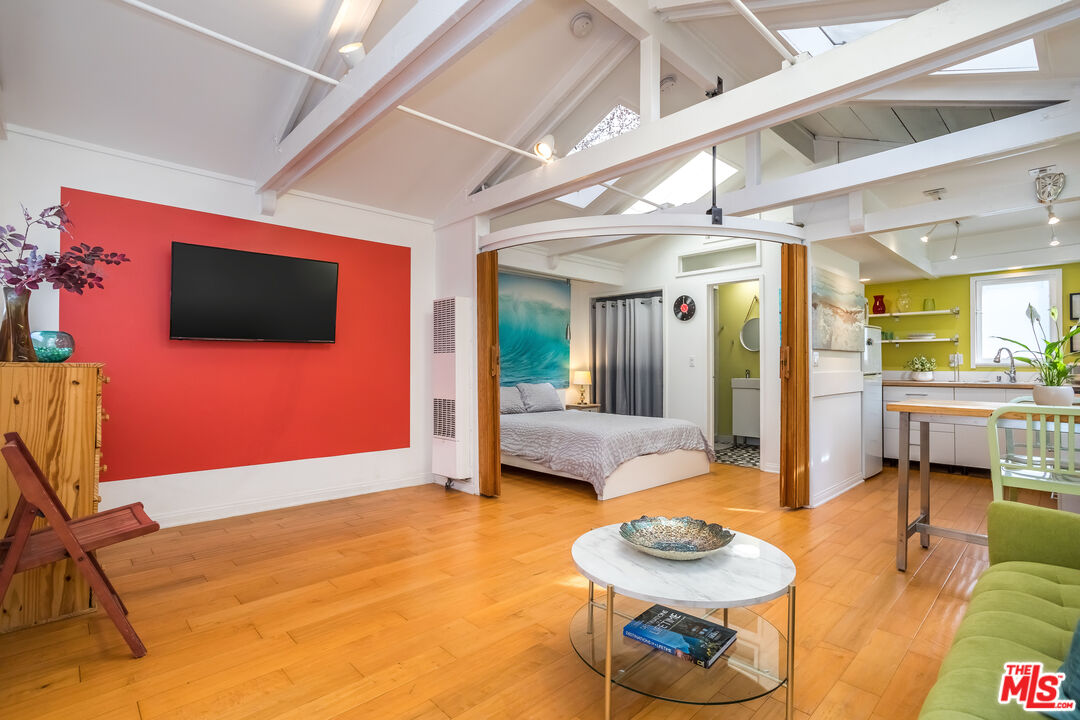 702 Angelus Place Venice, CA 90291 - Photo 3 of 14