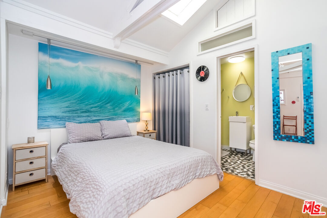 702 Angelus Place Venice, CA 90291 - Photo 4 of 14