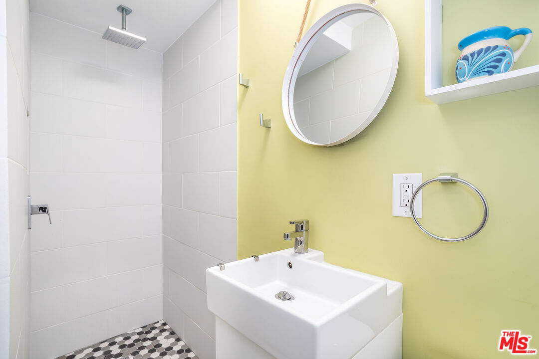 702 Angelus Place Venice, CA 90291 - Photo 5 of 14