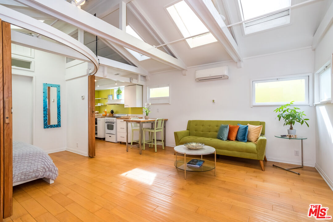 702 Angelus Place Venice, CA 90291 - Photo 6 of 14