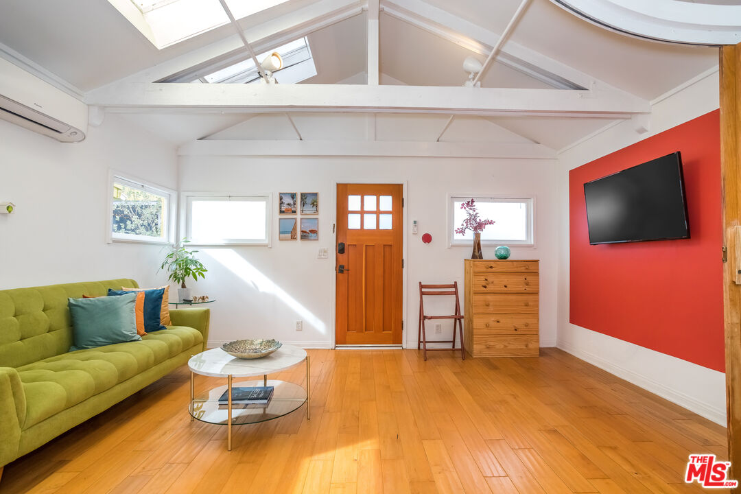 702 Angelus Place Venice, CA 90291 - Photo 8 of 14