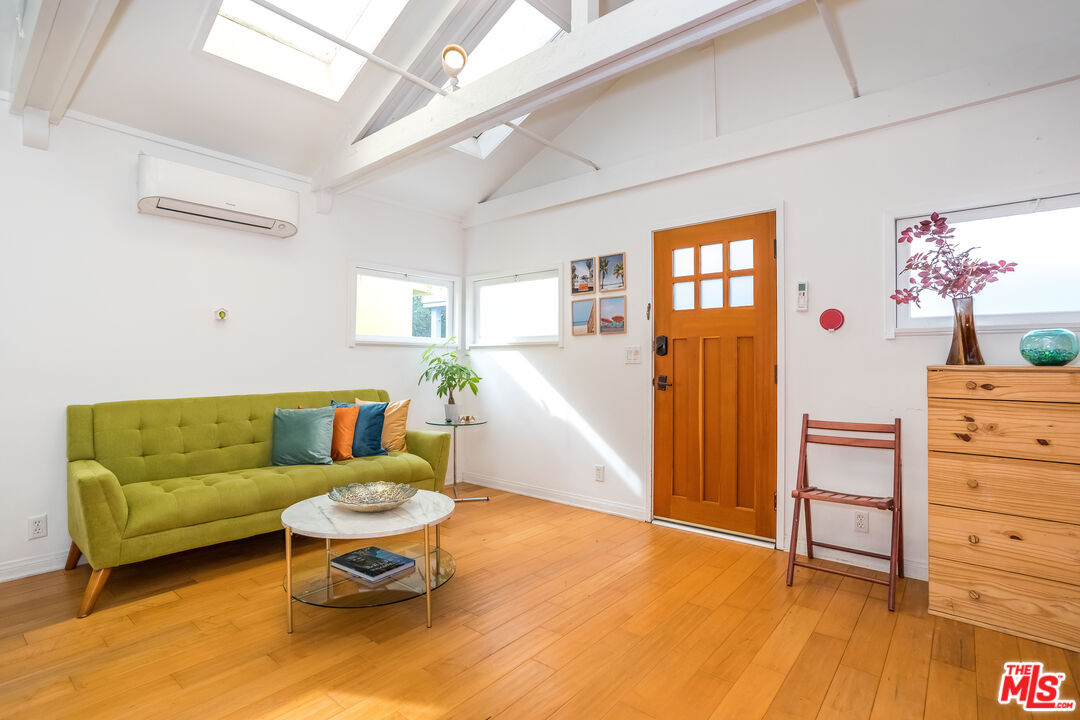 702 Angelus Place Venice, CA 90291 - Photo 9 of 14