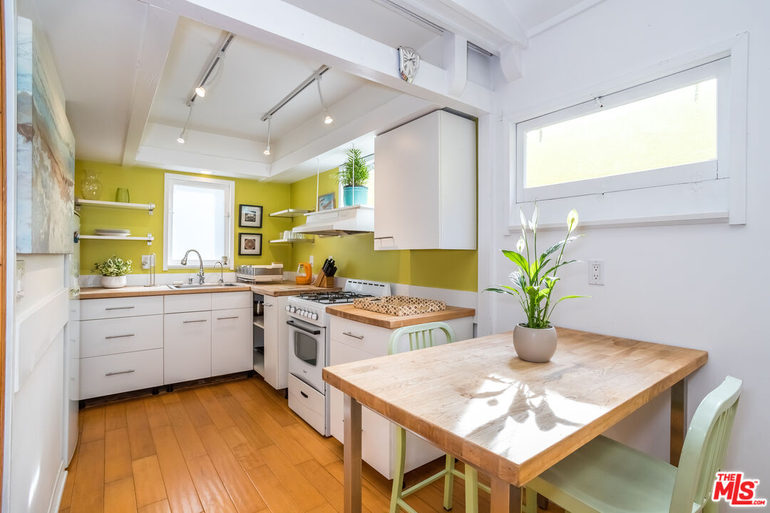 702 Angelus Place Venice, CA 90291 - Photo 10 of 14