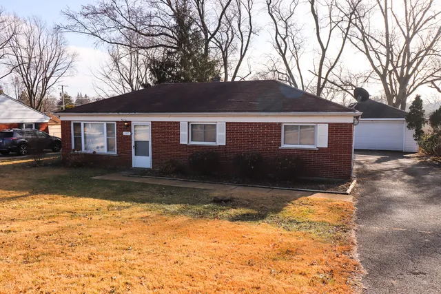 $2,400 | 111 East 13th Street, Lombard, IL 60148