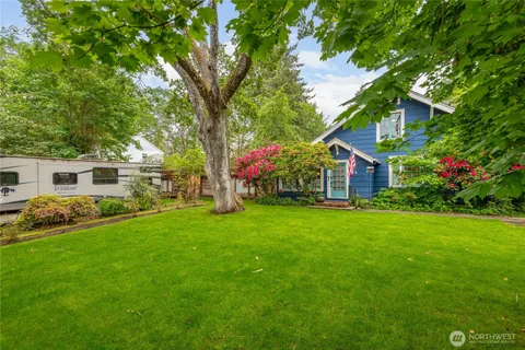 a view of a house with backyard and garden