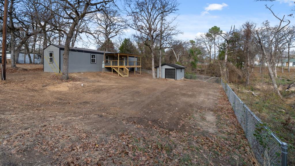 721 Queens Drive Tool, TX 75143 - Photo 4 of 30 a view of a house with a yard and tree