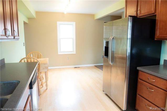 4002 Kent Road Royal Oak, MI 48073 - Photo 7 of 15 5.jpg