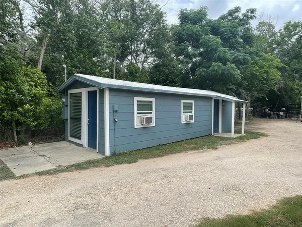 a view of a house with a backyard