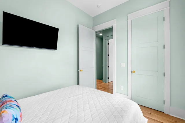 a large kitchen with kitchen island a large island in it