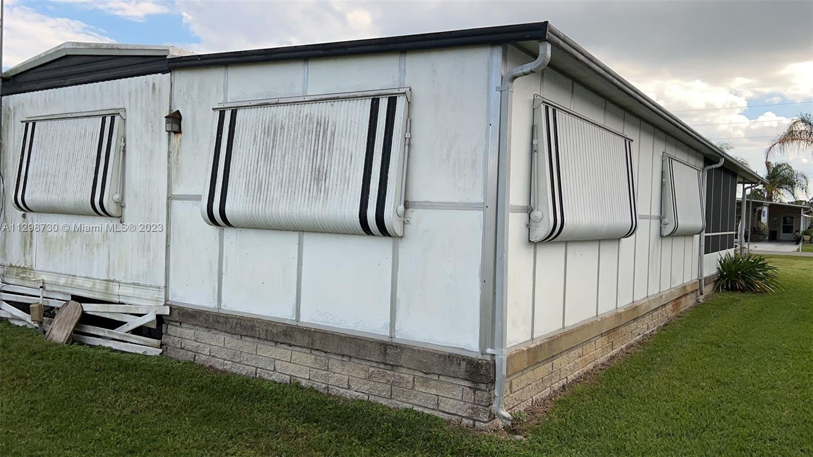 3502 Delaware Sebring, FL 33870 - Photo 19 of 21 a view of a backyard with a tub