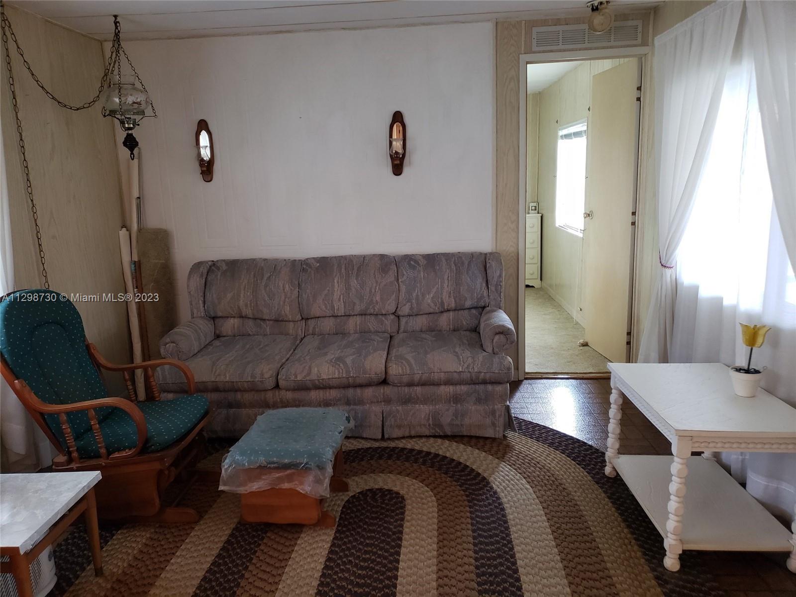 3502 Delaware Sebring, FL 33870 - Photo 4 of 21 a living room with furniture