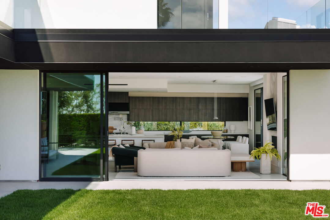 2162 Westridge Road Los Angeles, CA 90049 - Photo 13 of 48