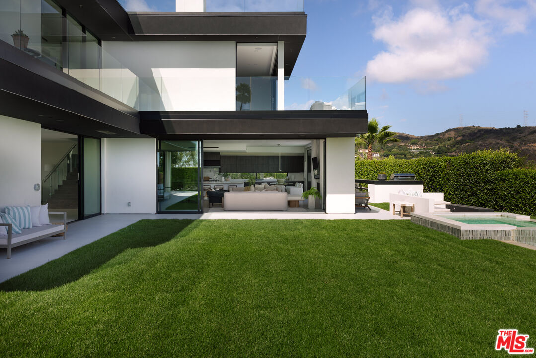 2162 Westridge Road Los Angeles, CA 90049 - Photo 17 of 48