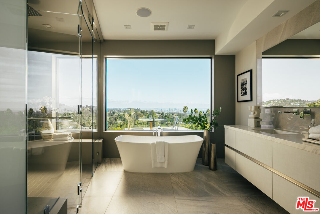2162 Westridge Road Los Angeles, CA 90049 - Photo 21 of 48