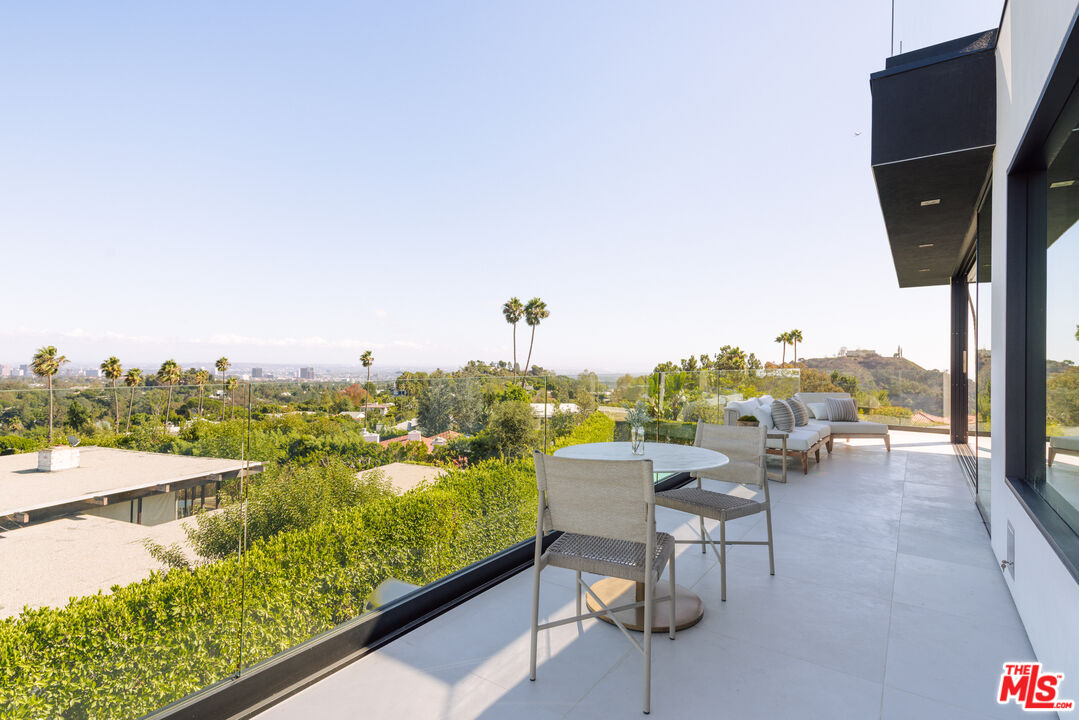 2162 Westridge Road Los Angeles, CA 90049 - Photo 24 of 48